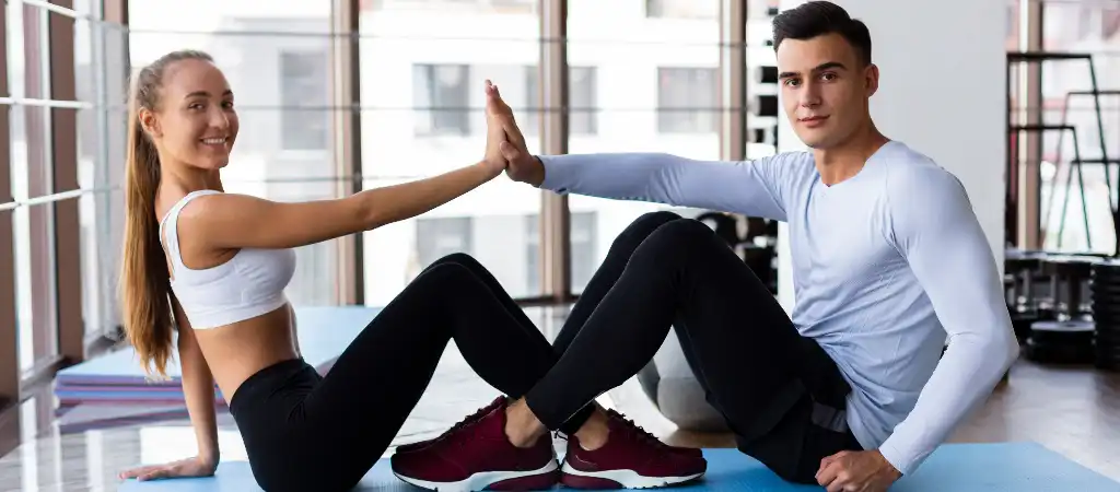 BMI kalkulátor edzés közben sportoló nő és férfi fitnesz teremben