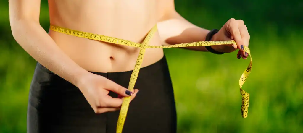 BMI kalkulátor derékbőség mérés mérőszalaggal női testen