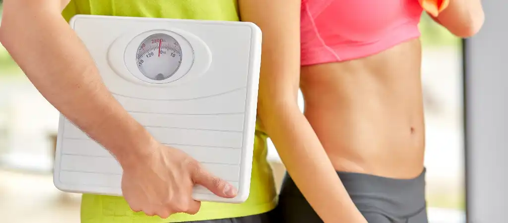 BMI kalkulátor testsúlymérés mérleggel sportos férfi és nő